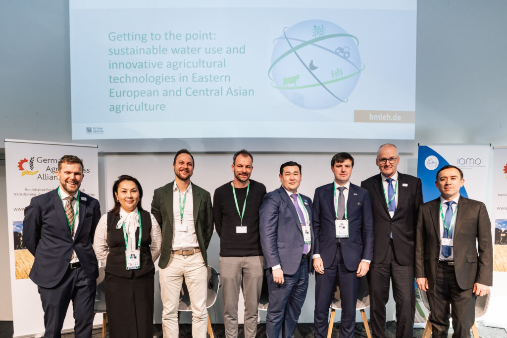 Vize-Landwirtschaftsminister der Ukraine, Taras Vysotskyi, und dem Vize-Landwirtschaftsminister Kasachstans, Azat Sultanov, bei der GAA-Expertenrunde im Rahmen der GFFA 2026
